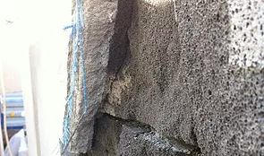 Отслоение блоков из пеностекла, приклеенных плиточным клеем на основе цементов